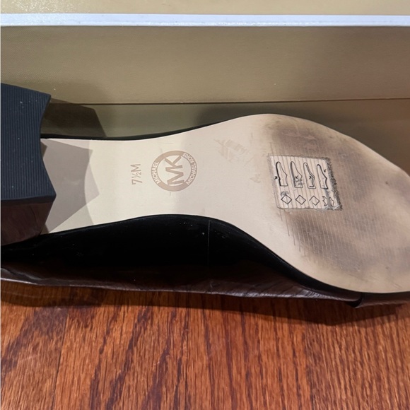 Michael Kors Pauline Mid Pump in high shine black patent leather in 7.5M - Picture 6 of 7